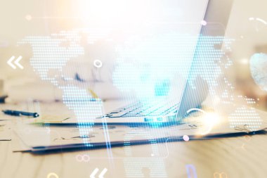 Bilgisayar ve dünya haritası hologramıyla masaüstü çifte pozlama. Uluslararası veri ağı kavramı.