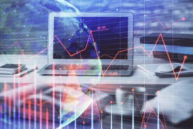 Finansal pazar grafiği hologramı ve kişisel bilgisayar arka planda. Çoklu maruz kalma. Önx kavramı.