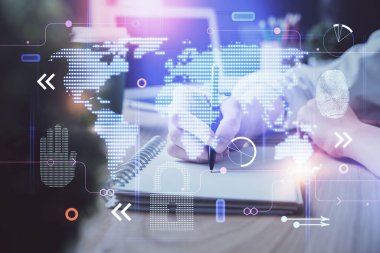 Dünya haritası hologramı ve veri tema simgeleriyle notlar alan ellerin çifte pozlanması. Küresel bilgisayar verisi kavramı.