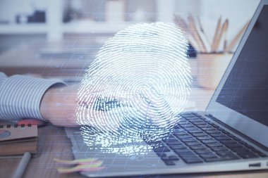 Arka planda bilgisayar üzerinde çalışan iş adamı ile parmak izi hologramı. Güvenlik kavramı. Çift pozlama.