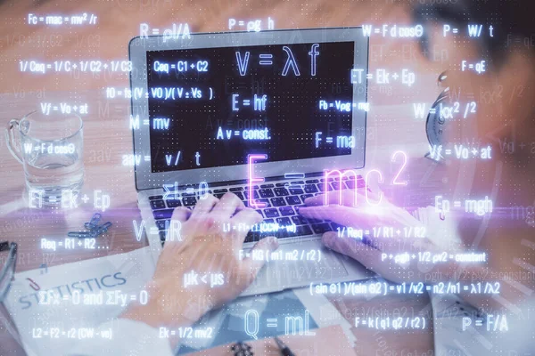 Hologramm der Wissenschaftsformel mit Menschen, die am Computer im Hintergrund arbeiten. Bildungskonzept. Doppelbelastung. — Stockfoto