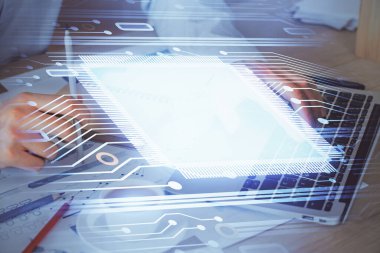 Veri temalı hologramın arka planda bilgisayarla çalışan bir adam tarafından çifte maruz bırakılması. Yenilik kavramı.