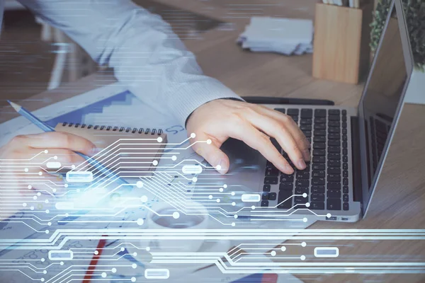 Multi-Exposition von Daten Internet-Thema Hologramm mit Mann arbeitet am Computer auf Hintergrund. Konzept der Innovation. — Stockfoto