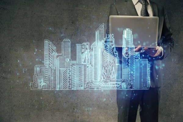 Arka planda bilgisayar üzerinde çalışan bir iş adamı ile yüksek teknoloji şehir çizimi. Akıllılık konsepti. Çift pozlama.