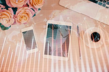 Forx grafik hologramının telefonlu masaüstü üzerinde çoklu pozlandırılması. Üst Manzara. Mobil ticaret platformu kavramı.