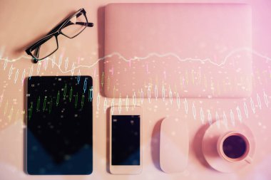 Masaüstü üzerinde telefonla finansal haritaya çoklu maruz kalma. Üst Manzara. Mobil ticaret platformu kavramı.