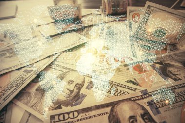 İşletme temasının çoklu pozu bize dolar banknotları üzerinden geçiyor. Finansal başarı kavramı.