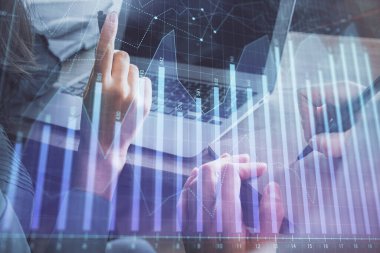 Kadın ve erkeğin birlikte çalıştığı çifte pozlama ve ön plan hologramı. İş konsepti. Bilgisayar arkaplanı.