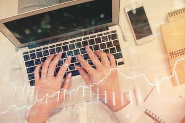 Bilgisayar ve ön x çizim hologramı üzerinde çalışan kadın elleri çift pozlama. Üst Manzara. Mali analiz kavramı.