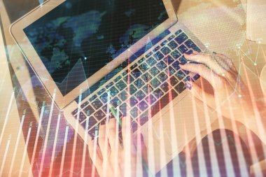 Bilgisayar ve ön x çizim hologramı üzerinde çalışan kadın elleri çift pozlama. Üst Manzara. Mali analiz kavramı.