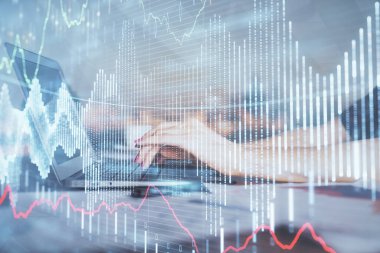 İş kadını ellerinin bilgisayar ve ön x çizelge hologramı çizimlerinde çifte pozlama. Mali analiz kavramı.