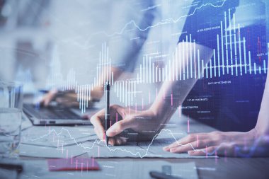 Bilgisayarda ve finansal grafik hologramında yazı yazan kadın ellerine çok maruz kalmış. Borsa analizi kavramı.