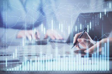 Bilgisayarda ve finansal grafik hologramında yazı yazan kadın ellerine çok maruz kalmış. Borsa analizi kavramı.