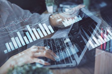 Bilgisayarda ve ön x grafik hologram çiziminde kadın eli yazarken çift pozlama. Borsa yatırım kavramı.