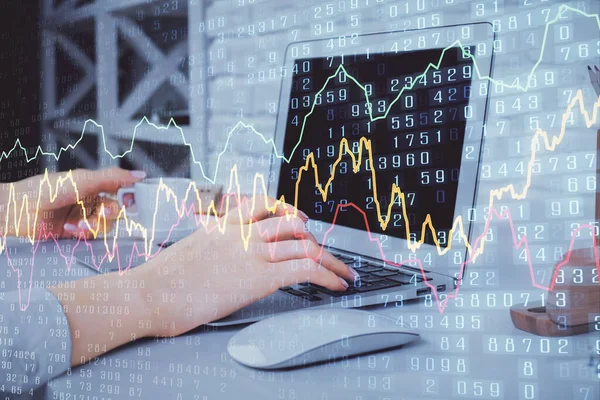 妇女双手在计算机上打字和绘制外汇海图的双重曝光。股票市场分析概念. — 图库照片