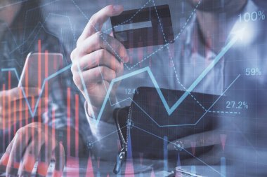 Bir kredi kartı ve ön grafik hologramı çizimi tutan kadın ve erkeğin online alışverişine iki kez maruz kalıyorlar. Borsa E-ticaret çevrimiçi ödeme kavramı.