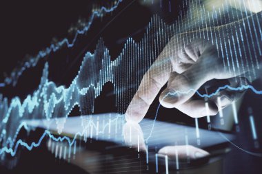 Erkeklerin el ele tutuşup dijital bir cihaz ve ön grafik çizimi kullanırken çift pozlama. Finansal piyasa kavramı.