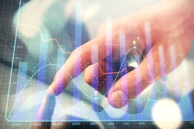 Bir adamın el ele tutuşup, telefon ve finansal çizim kullanırken birden fazla pozlama. Pazar analizi kavramı.