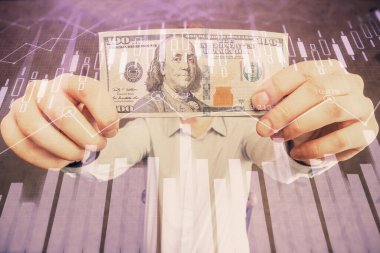 Forx grafiği, hologram, Amerikan dolarları ve insan eli çizimleri. Teknik Analiz kavramı.
