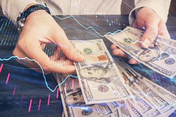 Finansal grafiğe çoklu pozlama hologram, Amerikan dolarları ve insan eli. Analiz kavramı.