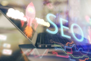Bilgisayar ve seo çizim hologramı olan bir masanın çifte görüntüsü. Arama optimizasyon kavramı.