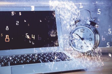 Bilgisayar, teknoloji temalı hologramla birlikte ofiste. Çifte maruziyet. Teknoloji kavramı.