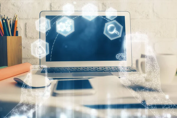 Bilgisayar, teknoloji temalı hologramla birlikte ofiste. Çifte maruziyet. Teknoloji kavramı.