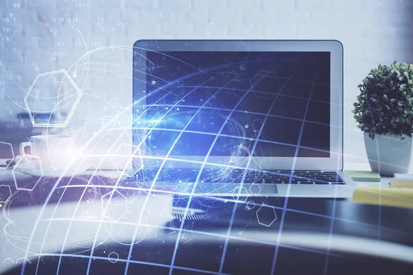 Bilgisayar ve dünya haritası hologramıyla masaüstü çifte pozlama. Uluslararası veri ağı kavramı.