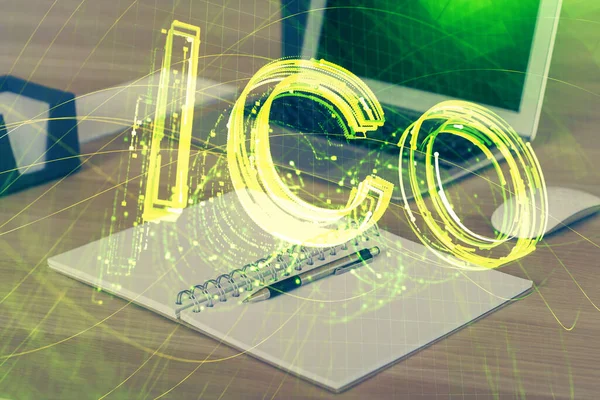 Blockchain temalı holograma ve bilgisayar arkaplanlı masaya çift pozlama. Bitcoin şifreleme para birimi kavramı.