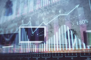Grafik ve finansal bilgilere ve bilgisayar geçmişi olan çalışma alanına çoklu maruz kalma. Uluslararası çevrimiçi ticaret kavramı.