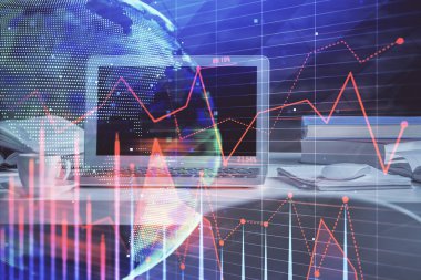 Forx grafiği ve bilgisayarla çalışma alanı çoklu pozlama. Uluslararası çevrimiçi ticaret kavramı.