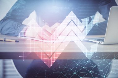 Yaratıcı işleri olan bir iş adamı. İnsanların arka planında yukarı doğru ok atıyor. Finansal büyüme kavramı. Çoklu pozlama.