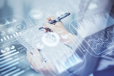 Teknoloji temalı hologram, kadınların elleri üzerinde not alıyor. Teknoloji kavramı. Çift pozlama