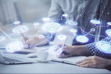 Sosyal ağ temalı hologramda iş adamı arka planda bilgisayar üzerinde çalışıyor. Dünya çapında ağ kavramı. Çift pozlama.