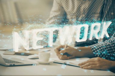 Teknoloji temalı hologramı olan bilgisayar geçmişi olan bir iş adamı. Yüksek teknoloji kavramı. Çoklu pozlama.