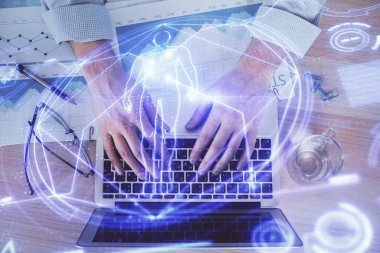 Bilim hologramı, arka planda bilgisayarla çalışan bir adam. Öğrenim anlayışı. Çift pozlama.