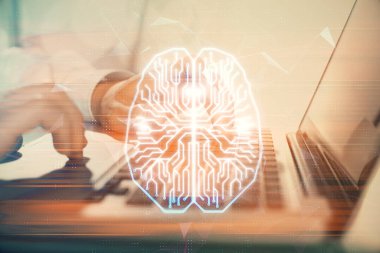 Adam klavyede beyin hologramıyla yazı yazıyor. Büyük Veri Kavramı.