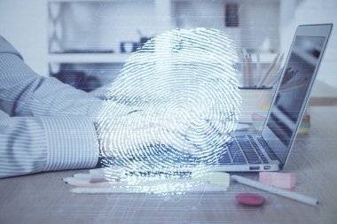 Arka planda bilgisayar üzerinde çalışan iş adamı ile parmak izi hologramı. Güvenlik kavramı. Çift pozlama.