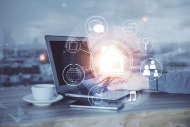 Arka planda bilgisayar üzerinde çalışan bir iş adamı ile yüksek teknoloji şehir çizimi. Akıllılık konsepti. Çift pozlama.