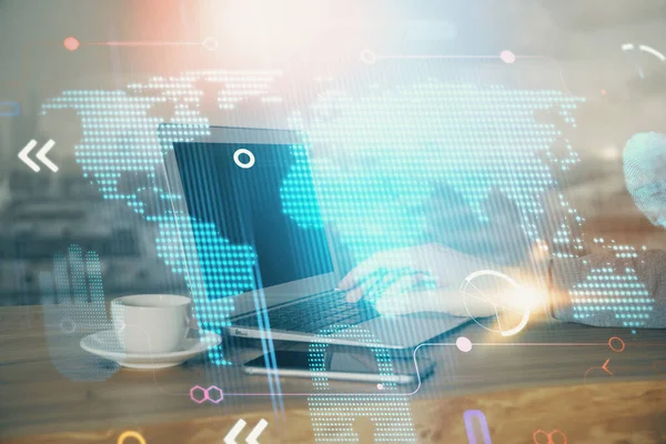 Arka planda bilgisayarla çalışan bir adamla dünya haritası hologramına çift pozlama. Dünya çapında ağ kavramı.