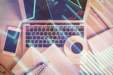 Borsa tablosu ve masa arkasındaki en iyi görüntü bilgisayarı. Çifte maruziyet. Mali analiz kavramı.