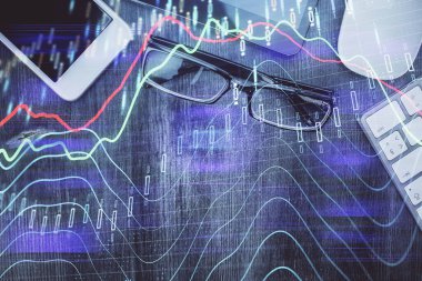 Forx grafik hologramının telefonlu masaüstü üzerinde çoklu pozlandırılması. Üst Manzara. Mobil ticaret platformu kavramı.