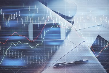 Forx grafik hologramının telefonlu masaüstü üzerinde çoklu pozlandırılması. Üst Manzara. Mobil ticaret platformu kavramı.