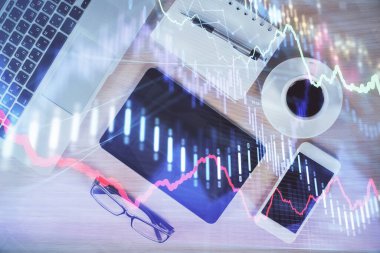 Forx grafik hologramının telefonlu masaüstü üzerinde çoklu pozlandırılması. Üst Manzara. Mobil ticaret platformu kavramı.