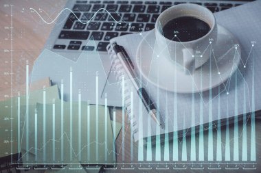 Masa arkasında kahve ve eşyalar olan ön x çizelgesi ve masaüstüne çift pozlama. Finansal piyasa ticareti kavramı
