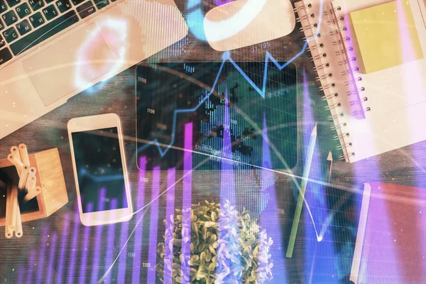 Double exposition de l'hologramme graphique forex sur le bureau avec téléphone. Vue de dessus. Concept de plateforme commerciale mobile. — Photo