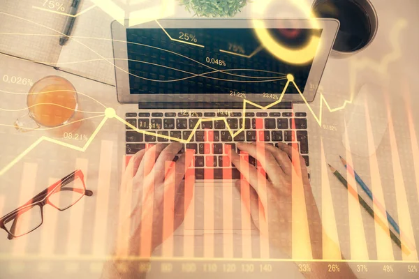 Doble exposición de las manos del hombre escribiendo sobre el teclado portátil y el dibujo del holograma gráfico de divisas. Vista superior. Concepto de mercados financieros. —  Fotos de Stock