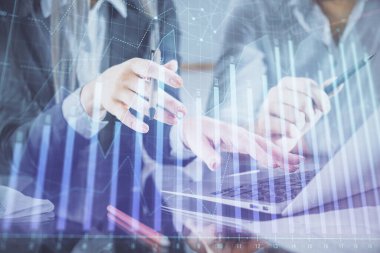 Birlikte çalışan kadın ve erkeğin birden fazla pozu ve finansal grafik hologramı. İş konsepti. Bilgisayar arkaplanı.