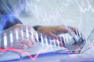 İş kadını ellerinin bilgisayar ve ön x çizelge hologramı çizimlerinde çifte pozlama. Mali analiz kavramı.