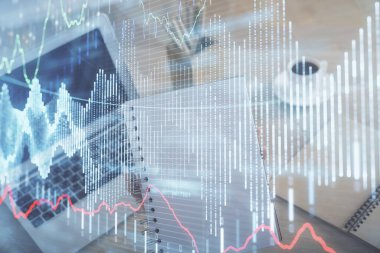 İş kadını ellerinin bilgisayar ve ön x çizelge hologramı çizimlerinde çifte pozlama. Mali analiz kavramı.